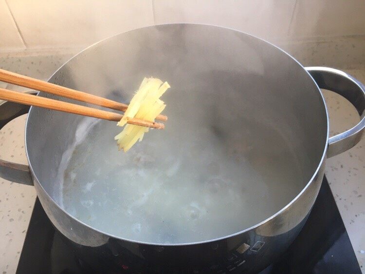 美味早餐养生粥 皮蛋瘦肉粥,放入姜丝,把姜丝滚熟。