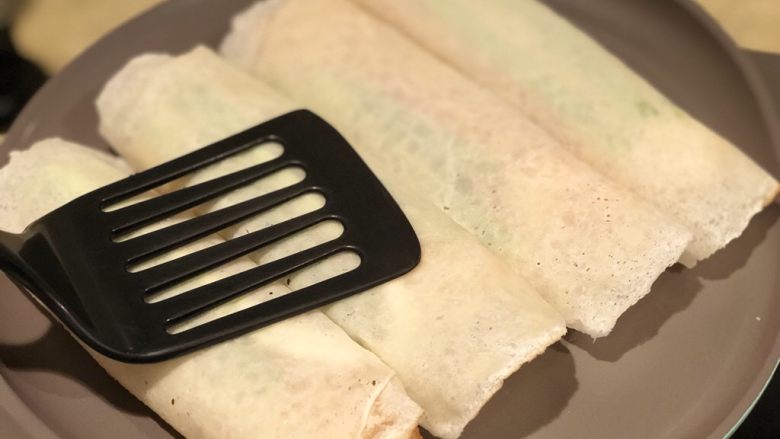 葱包烩儿,用铲子逐个压平,要用力哦