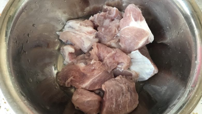 创新美味肉包子,我用的肉比较瘦(几乎全是瘦的),其实肥瘦比例2:8出来的味道会更好,肉切小块放盆里备用。