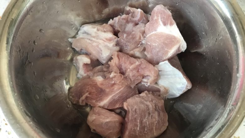 创新美味肉包子,我用的肉比较瘦（几乎全是瘦的），其实肥瘦比例2:8出来的味道会更好，肉切小块放盆里备用。