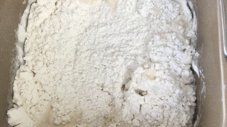 创新美味肉包子,启动和面档的同时加入酵母水,酵母水分几次慢慢加入,酵母水加完后把剩下克数的水也加入,揉成光滑的面团后取出。