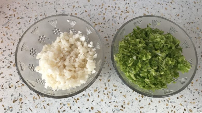 创新美味肉包子,马蹄我是用刀切碎的,图里绿色的就是打碎的蒜苗