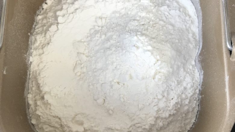 创新美味肉包子,面粉、<a style='color:red;display:inline-block;' href='/shicai/ 3729'>白糖</a>一起放入面包机,设置和面档