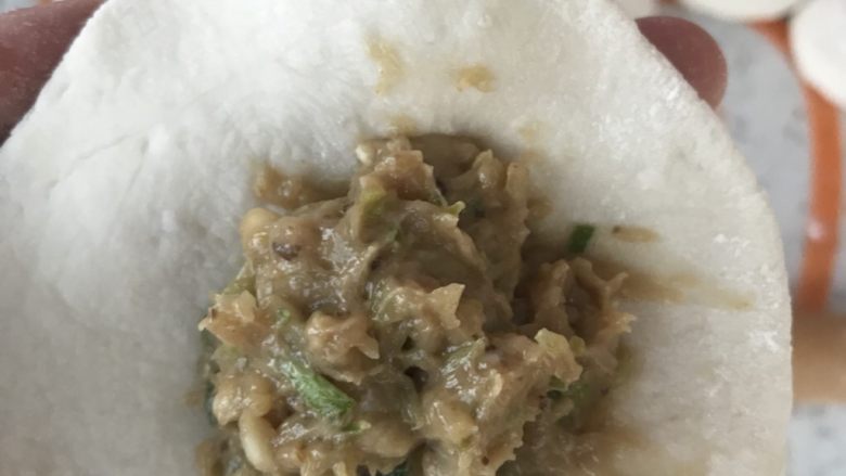 创新美味肉包子,把醒发好的面团分成小剂子，擀皮包入馅料