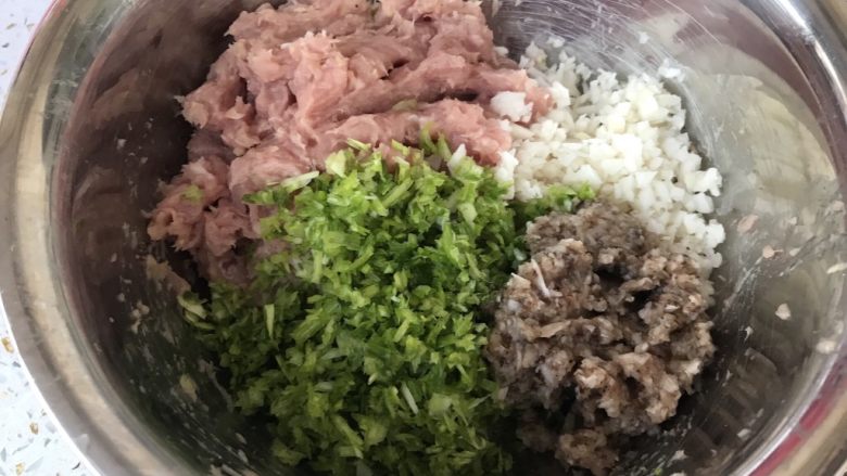 创新美味肉包子,<a style='color:red;display:inline-block;' href='/shicai/ 230'>香菇</a>同样入料理机里打碎,这四种食材入一个盆里准备调味。