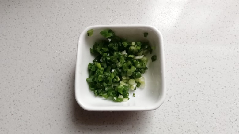 油条番茄鸡蛋汤,葱也切末备用;