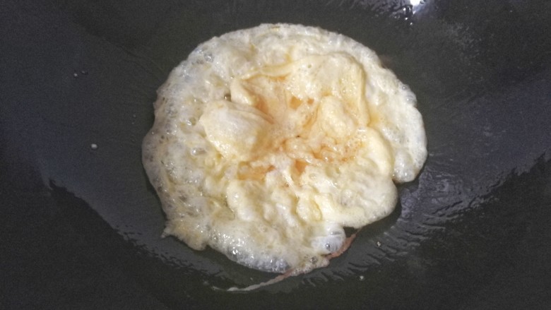 油条番茄鸡蛋汤,锅中入适量油,倒入蛋液煎炸;