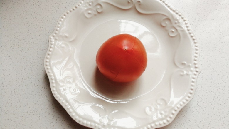油条番茄鸡蛋汤,<a style='color:red;display:inline-block;' href='/shicai/ 59'>番茄</a>一个表皮画十字,然后用开水烫一会儿,再剥掉外皮;