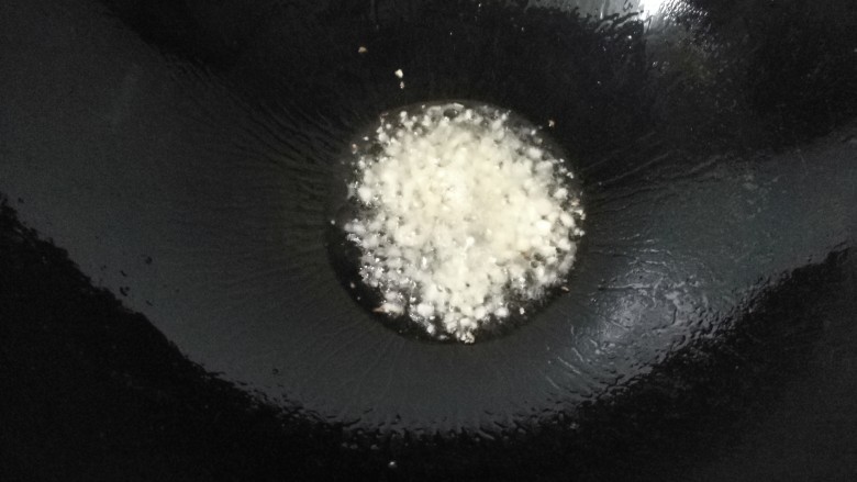 油条番茄鸡蛋汤,锅中再入少许油,下蒜末煸香;