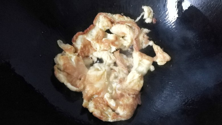 油条番茄鸡蛋汤,然后用锅铲斩成块盛出备用;