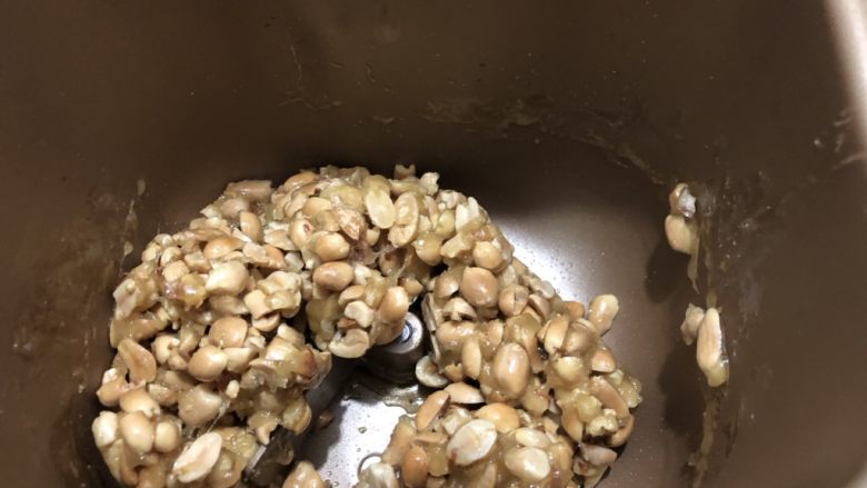 花生糖(面包机版),加入花生，翻炒至均匀