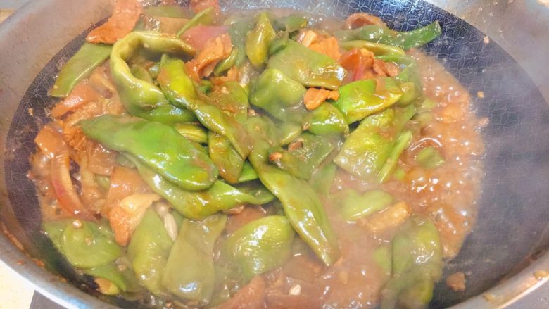 东北那疙瘩的美食★猪皮烧油豆角,最后大火收汁,即可!