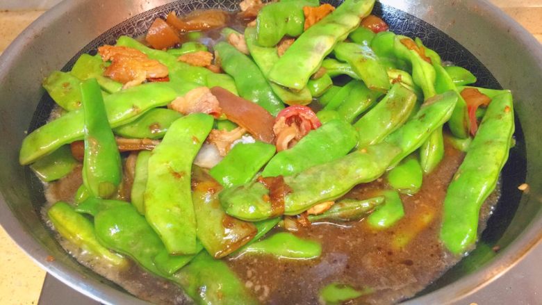 东北那疙瘩的美食★猪皮烧油豆角,把刚才汤加进锅里,大概没过豆角即可,如图。