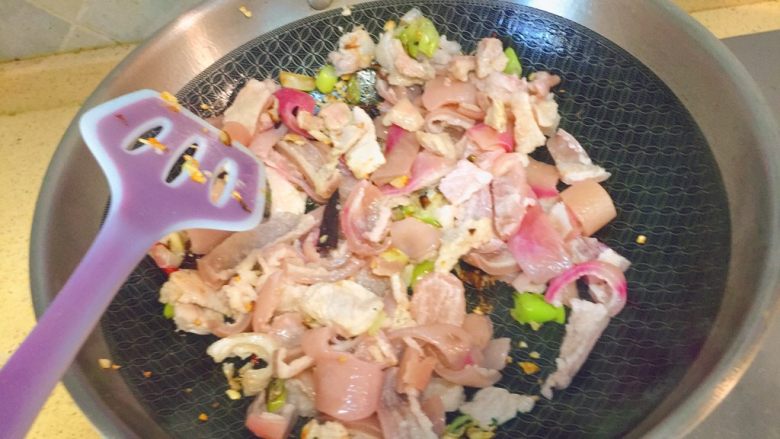 东北那疙瘩的美食★猪皮烧油豆角,把肉皮也放进去。不停翻炒。炒大概1-2分就可以。