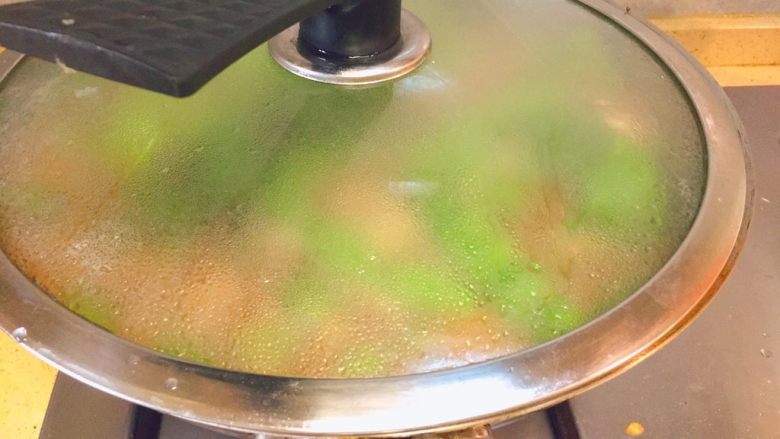 东北那疙瘩的美食★猪皮烧油豆角,然后盖上锅盖,转中火煮15分钟左右。