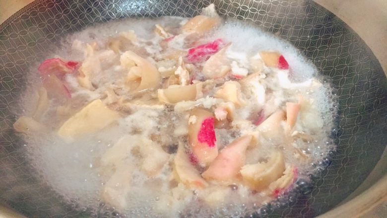 东北那疙瘩的美食★猪皮烧油豆角,锅里放热水,焯一下肉皮,去腥。