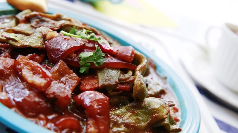 东北那疙瘩的美食★猪皮烧油豆角,<a style='color:red;display:inline-block;' href='/shicai/ 8819'>油豆角</a>口感q弹,肉皮也是弹润无比,豆角混合了肉皮的香喷喷,肉皮又混合了豆角的清甜。不肥更不腻,荤素搭配,干活不累。