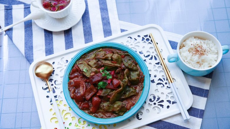 东北那疙瘩的美食★猪皮烧油豆角,乘盘,太有食欲了吧?