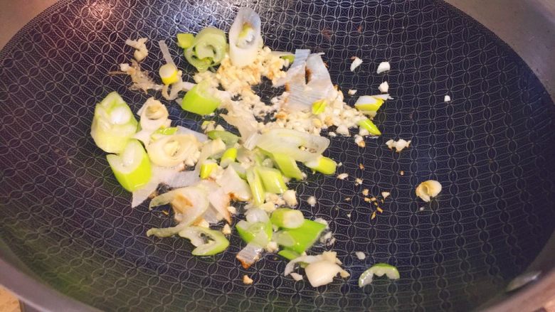 东北那疙瘩的美食★猪皮烧油豆角,然后锅里,下油,油热走从葱花和蒜沫,炒香。
