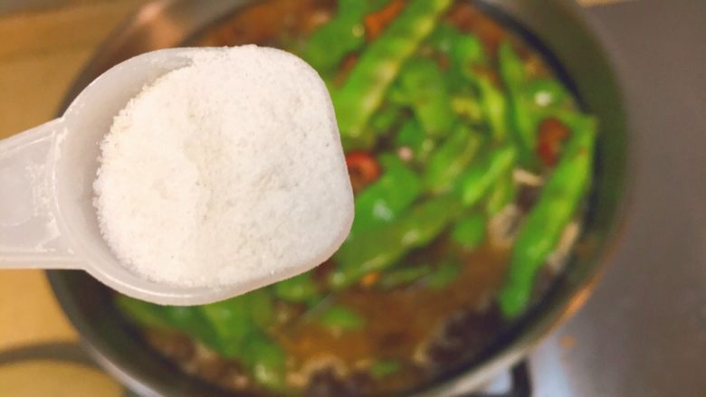 东北那疙瘩的美食★猪皮烧油豆角,下盐,大概8g左右