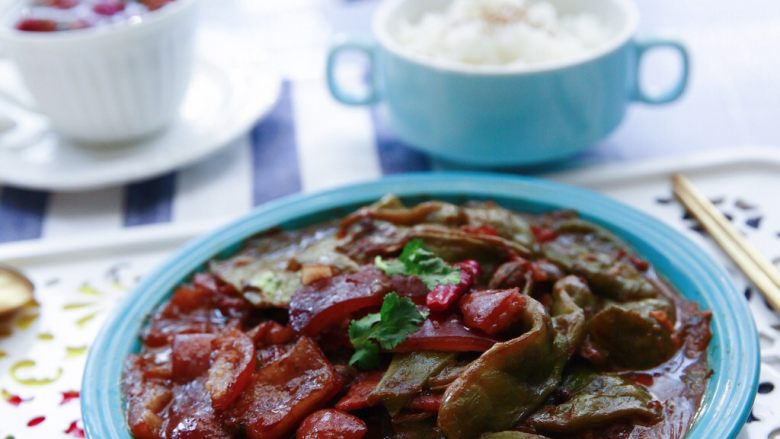 东北那疙瘩的美食★猪皮烧油豆角,而且值得一提的是。肉皮美容养颜，富含胶原蛋白，对皮肤很好，所以这道菜，也是一道养颜美容菜。美女们，做起来吧！我等你们的作业哦。