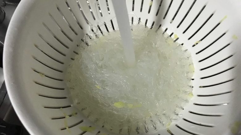 包菜心凉拌粉丝,煮熟的粉丝过冷水,控干水分。