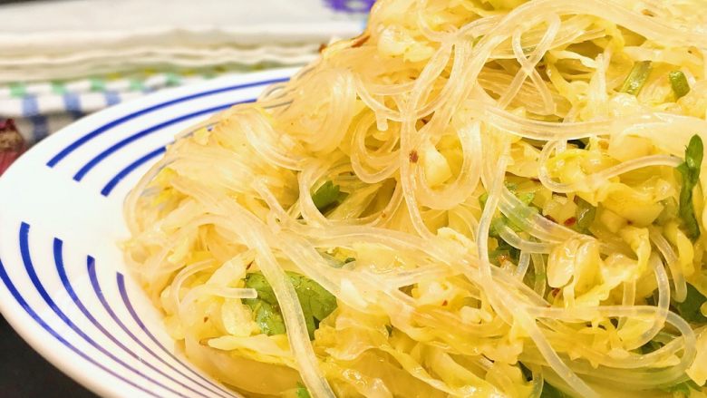 包菜心凉拌粉丝,装盘享用吧!