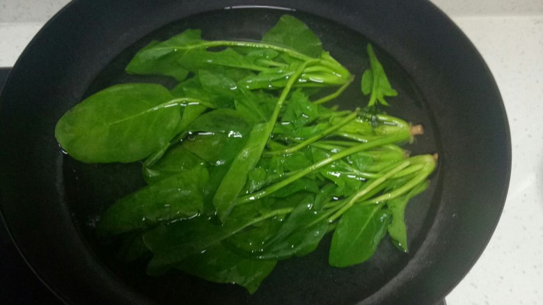 做饼+菠菜鸡蛋煎饼,锅中放入适量水,1勺盐,几滴油,水开后放入菠菜焯水30秒。