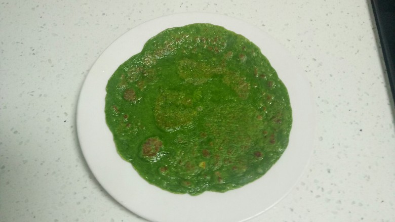 做饼+菠菜鸡蛋煎饼,盛入盘中。