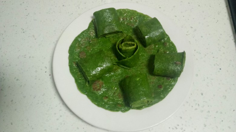 做饼+菠菜鸡蛋煎饼,将另一张卷起来,均匀切断,排盘,看着很有食欲哦。