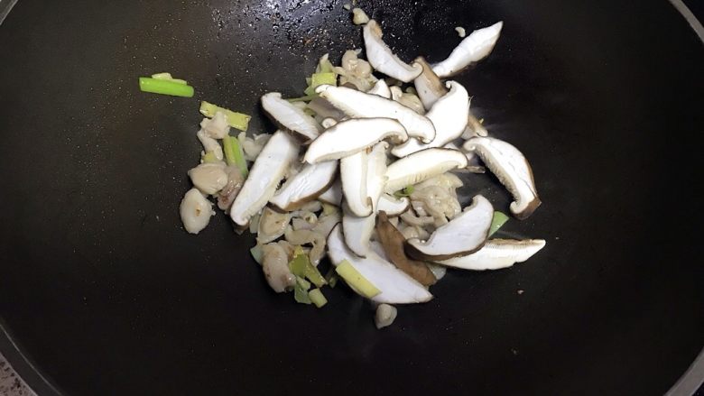 鸡丝汤面,加入香菇翻炒,