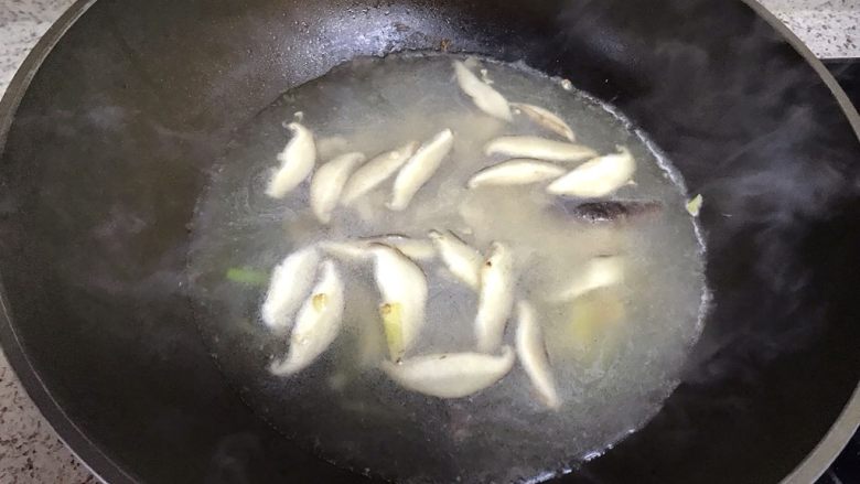 鸡丝汤面,加入两碗清水,煮开