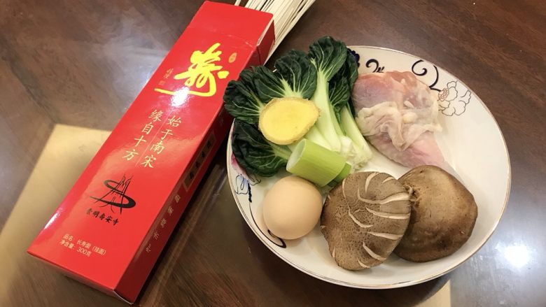 鸡丝汤面,准备好所需材料