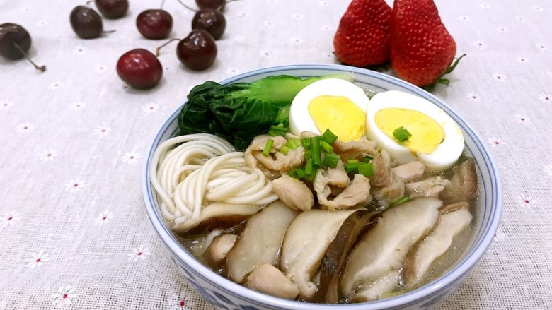 鸡丝汤面,美味的鸡丝汤面好了,快来吃吧,暖暖的😊
