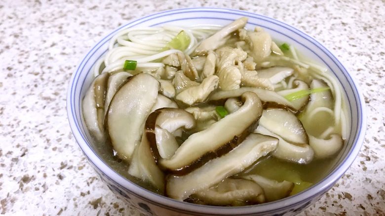 鸡丝汤面,倒入碗中