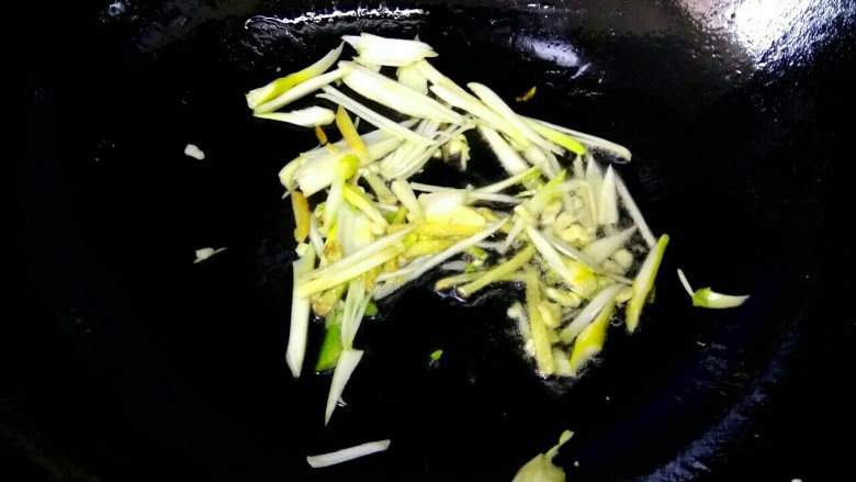 鱼香豆腐条,锅中放入适量植物油,爆香葱姜蒜