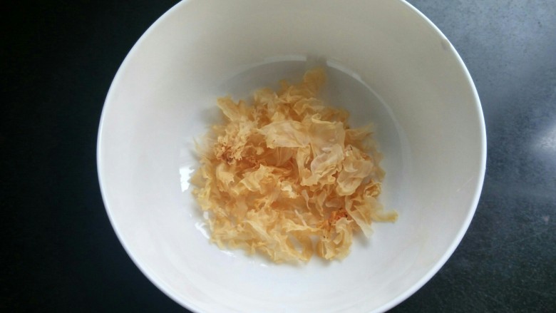 木瓜银耳炖鹌鹑蛋,准备<a style='color:red;display:inline-block;' href='/shicai/ 232'>银耳</a>并剪碎。