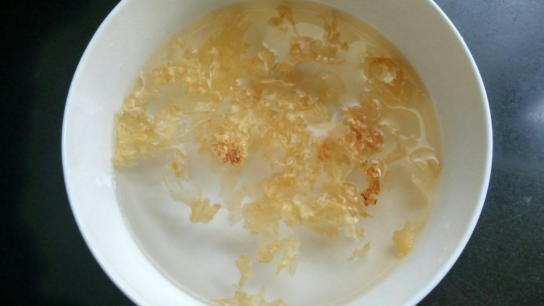 木瓜银耳炖鹌鹑蛋,银耳提前浸泡,我头一晚上泡水,早上煮。