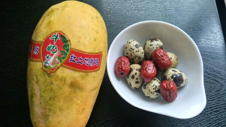 木瓜银耳炖鹌鹑蛋,准备<a style='color:red;display:inline-block;' href='/shicai/ 2470'>红枣</a>，<a style='color:red;display:inline-block;' href='/shicai/ 12'>鹌鹑蛋</a>，<a style='color:red;display:inline-block;' href='/shicai/ 590'>木瓜</a>。