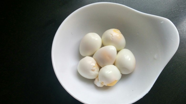 木瓜银耳炖鹌鹑蛋,剥壳。