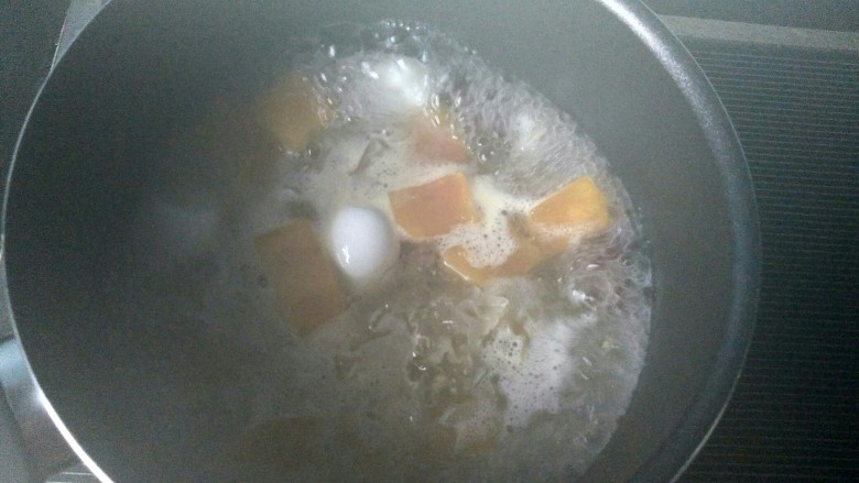 木瓜银耳炖鹌鹑蛋,冰糖溶化,关火。