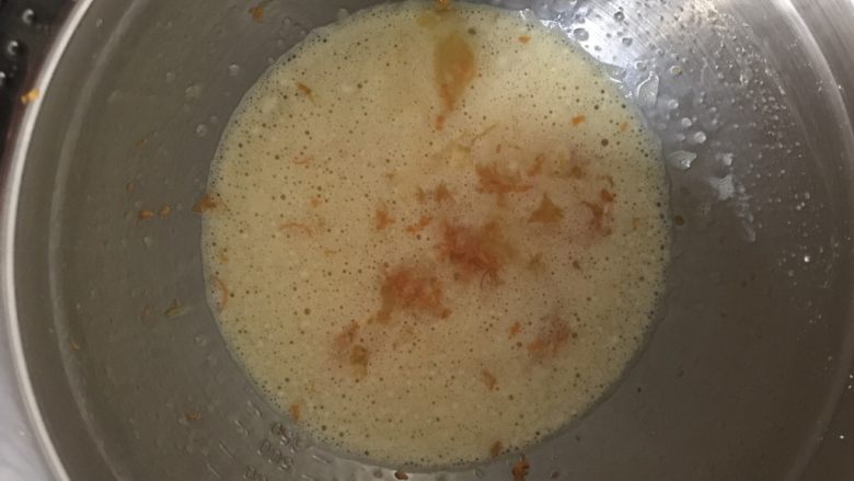 香橙玛德琳
,用手抽打匀 和糖粉混合 再加入橙子皮和果肉