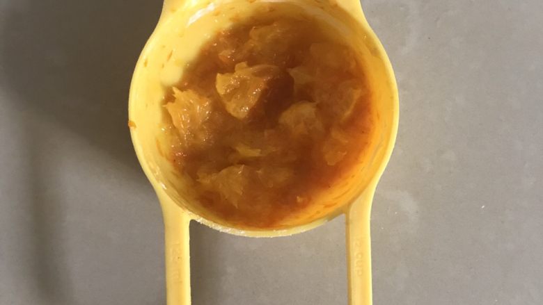 香橙玛德琳
,把糖拌匀了 我放了一片果肉在里面