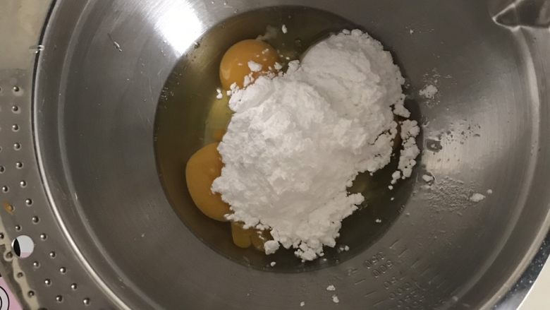 香橙玛德琳
,鸡蛋我用了4个 如果鸡蛋比较大可以用三个 加入糖粉