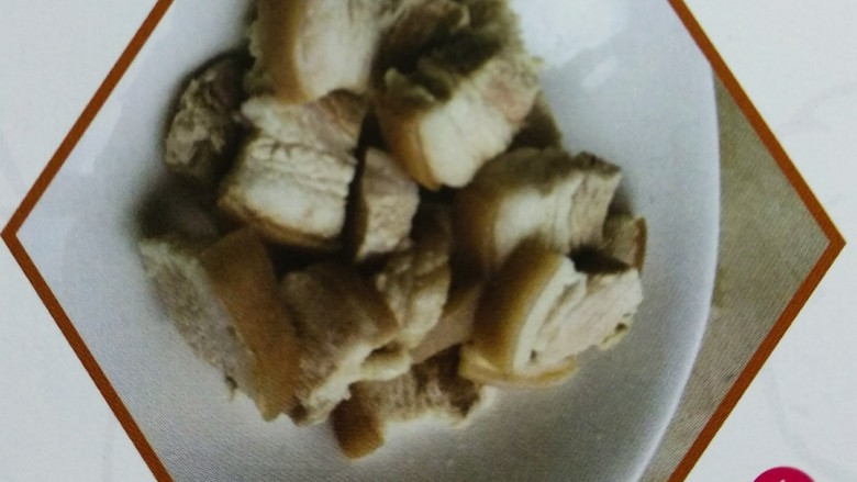 姥姥红烧肉,1、将五花肉过沸水煮半熟,取出冷却,切成二指宽(约3cm)大小块状待用。