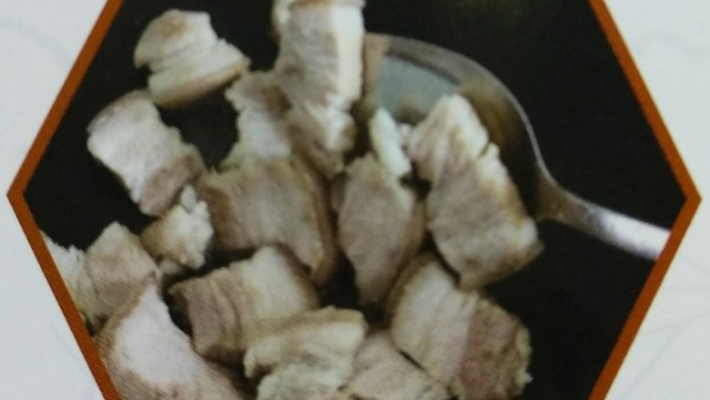 姥姥红烧肉,2、开火热锅加入(金御)调味油,加入五花肉中火翻炒约10分钟,放入小火锅中待用。