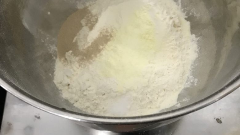 芝士香葱热狗面包,放入盐,盐和酵母分开放