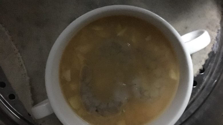 日本豆腐鲜虾蒸蛋,然后放入虾仁和豌豆