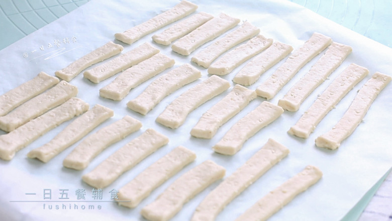 豆腐手指脆条,烤箱预热,160度中层25分钟。可以把刚才没用的蛋黄刷在手指棒的表面,烤出来颜色会更漂亮,这一步我忘掉了o(╥﹏╥)o。