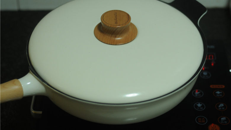 烤肉酱香饼,盖上锅盖,焖至水微微收干,锅里发出吱吱的声音即可